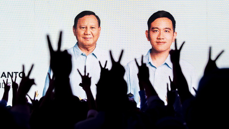 Tim Prabowo-Gibran Bagikan Susu Gratis di Hari Pertama Kampanye