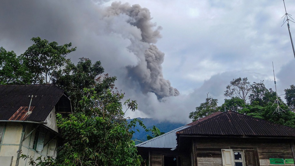 Evakuasi Korban dari Puncak Gunung Marapi Terkendala Erupsi