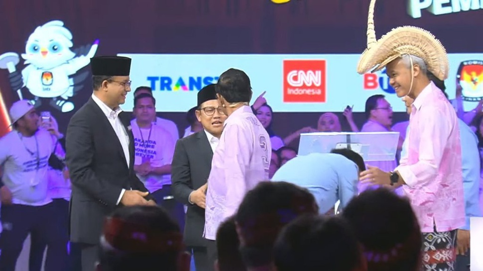 Gibran Cium Tangan Mahfud & Cak Imin saat Segmen Terakhir Debat