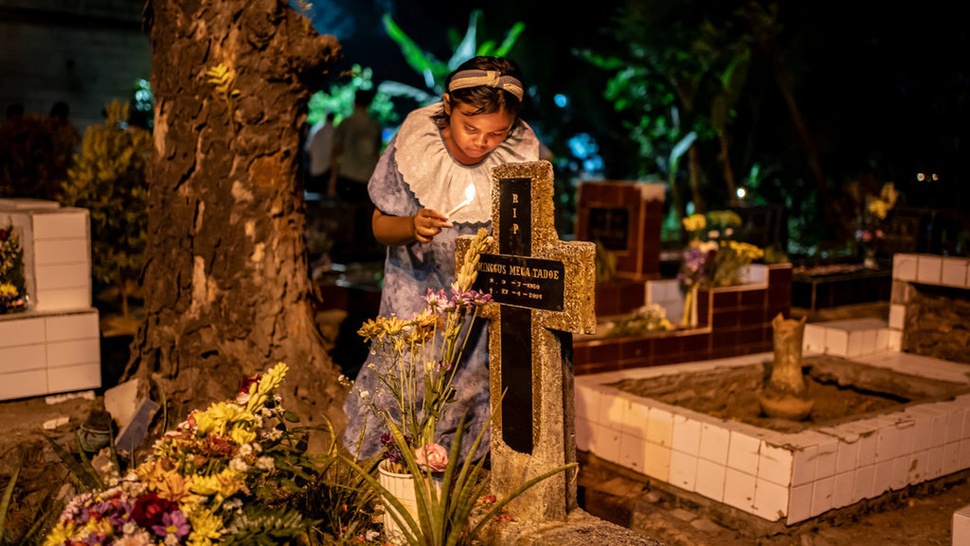 Warga Keturunan Portugis Laksanakan Ziarah Makam di Malam Natal