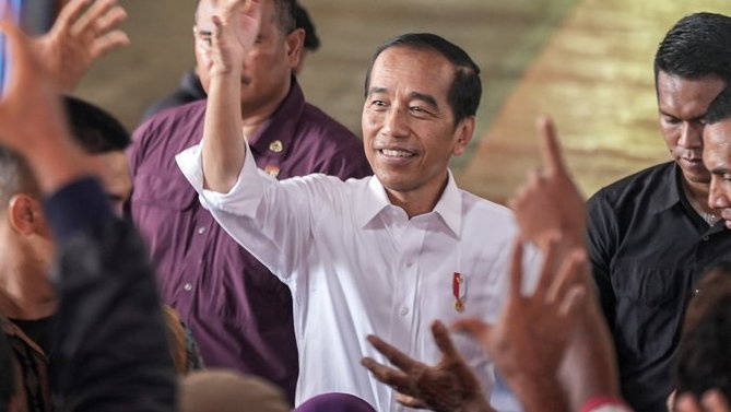 Jokowi Dilaporkan soal Salam 2 Jari, Istana: Itu Menyapa Rakyat