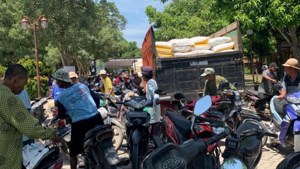 Relawan Prabowo Salurkan Bantuan 50 Ton Pupuk Murah di Madiun