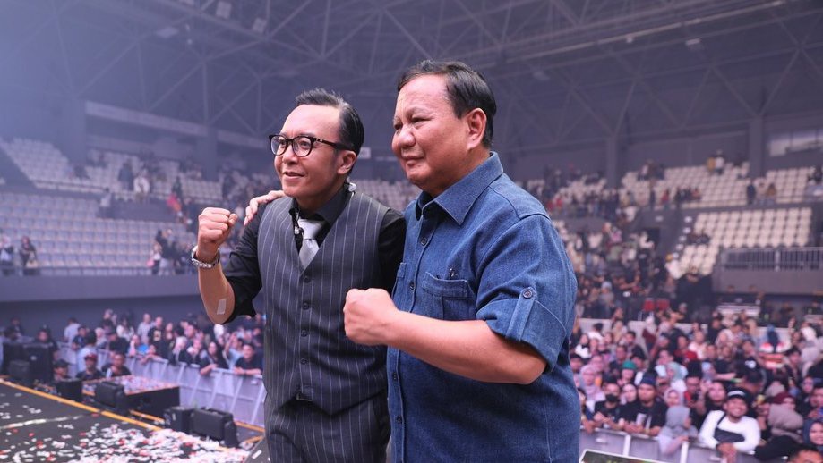 Menhan Prabowo Beri Kejutan untuk Ultah ke-51 Ari Lasso
