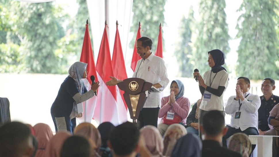 Kemesraan Presiden Jokowi Saat Temui Ibu Nasabah PNM Magelang
