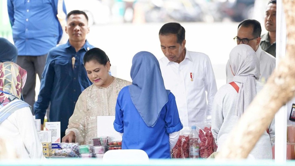 Kalung Produksi Nasabah PNM Bandung Hadiah Jokowi untuk Iriana