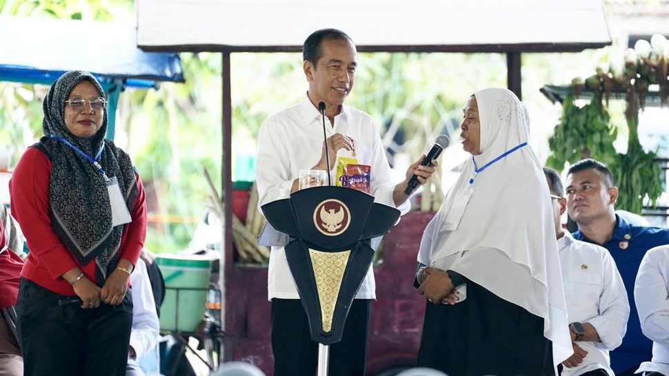 Jokowi Acungkan Jempol untuk Produk Ibu Sri Nasabah PNM Mekaar