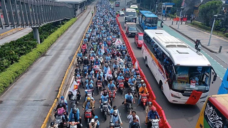 Massa Prabowo-Gibran Memadati Jalan Gatot Subroto Menuju GBK
