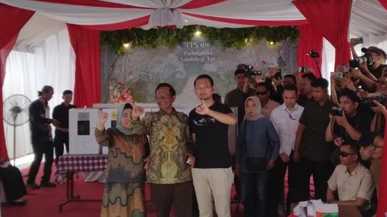 Mahfud MD Selesai Mencoblos di TPS Sambolegi Lor, Yogyakarta