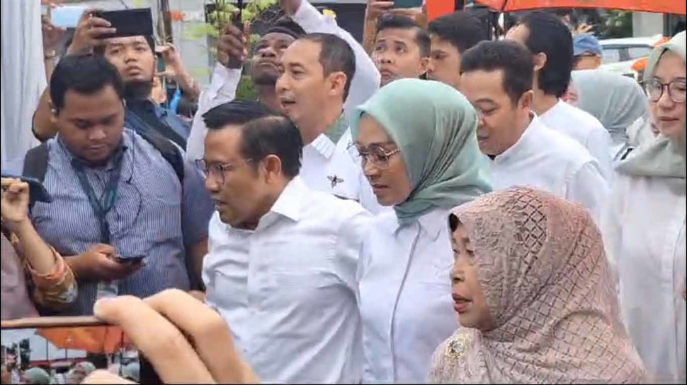 Cak Imin dan Istri Kompak Jalan Kaki Menuju TPS 23 di Kemang