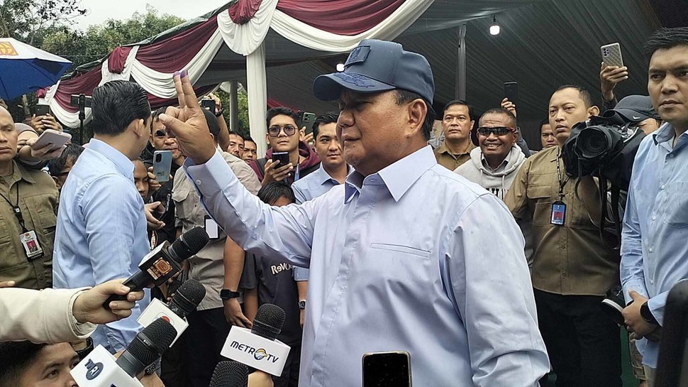 Momen Prabowo Acungkan 2 Jari Usai Nyoblos di TPS 033