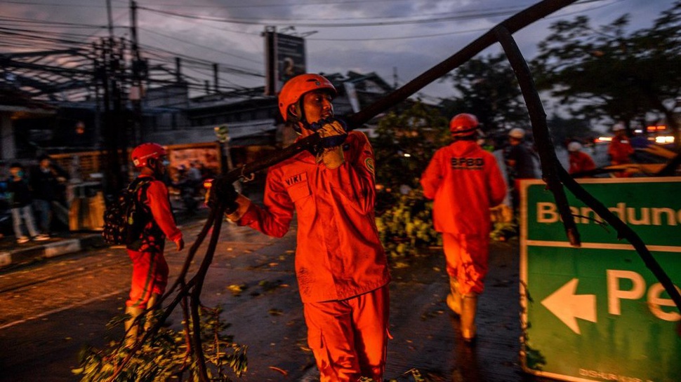 Polisi Evakuasi Dampak Puting Beliung di Bandung & Sumedang
