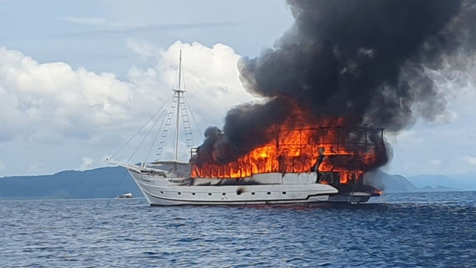 Kapal Wisata Angkut 23 Orang Terbakar di Perairan Raja Ampat