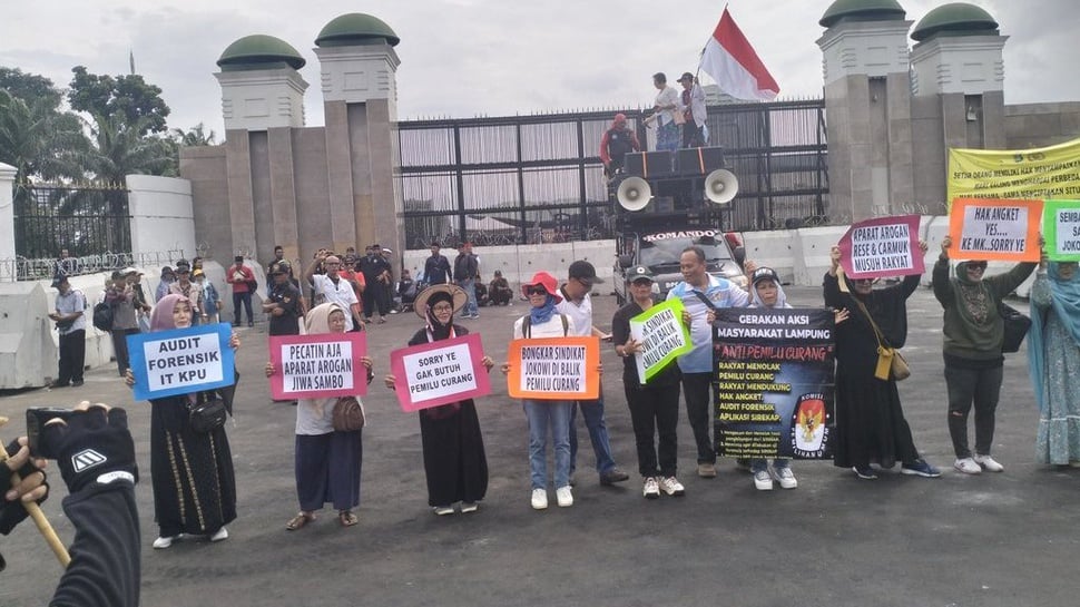 Emak-emak Ikut Demo di DPR: Hak Angket Yes ke MK Sorry Ye