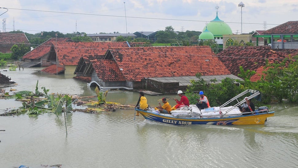 Polri Kirimkan Bantuan ke Korban Banjir Demak dan Kudus