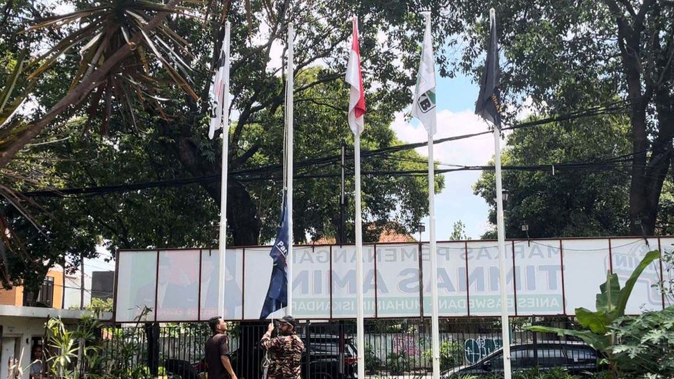 Bendera Nasdem di Markas Timnas AMIN Diturunkan Relawan Anies