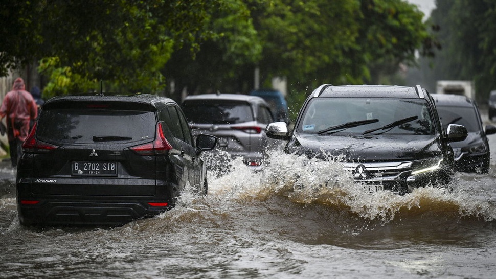 Waspada! Banjir di DKI Meluas, 37 RT & 15 Ruas Jalan Terendam