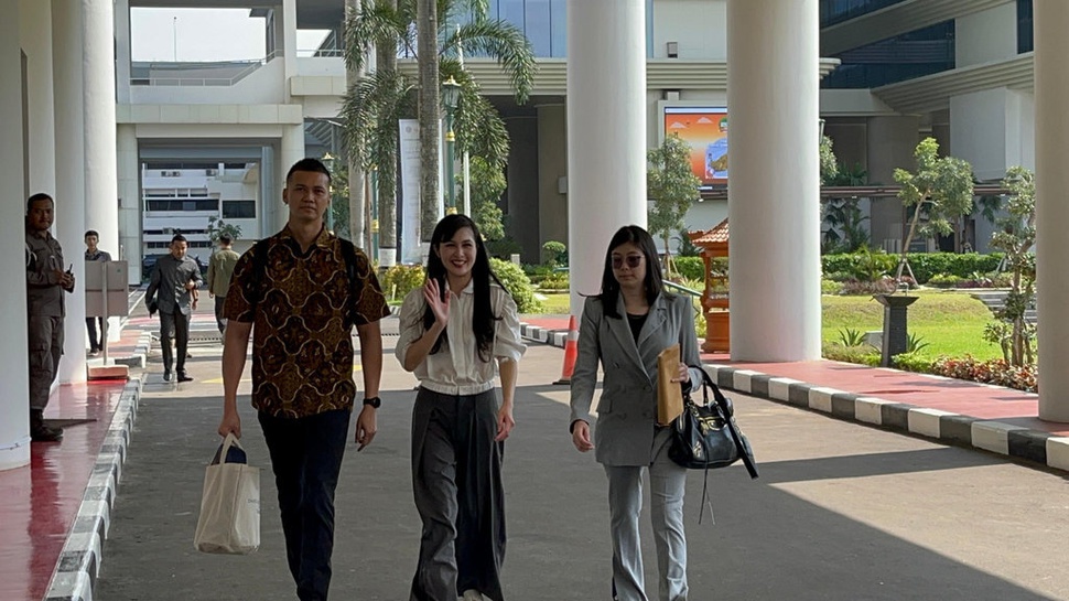 Sandra Dewi Penuhi Panggilan Penyidik Kejagung: Doain Ya!