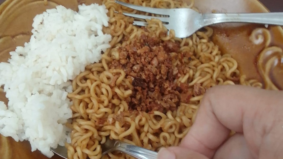 Alasan dan Bahaya Makan Mie Pakai Nasi untuk Tubuh