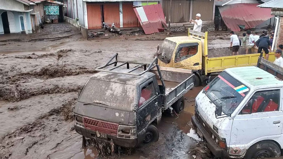 Jalan Bukittinggi-Padang Putus akibat Banjir Lahar Gunung Marapi