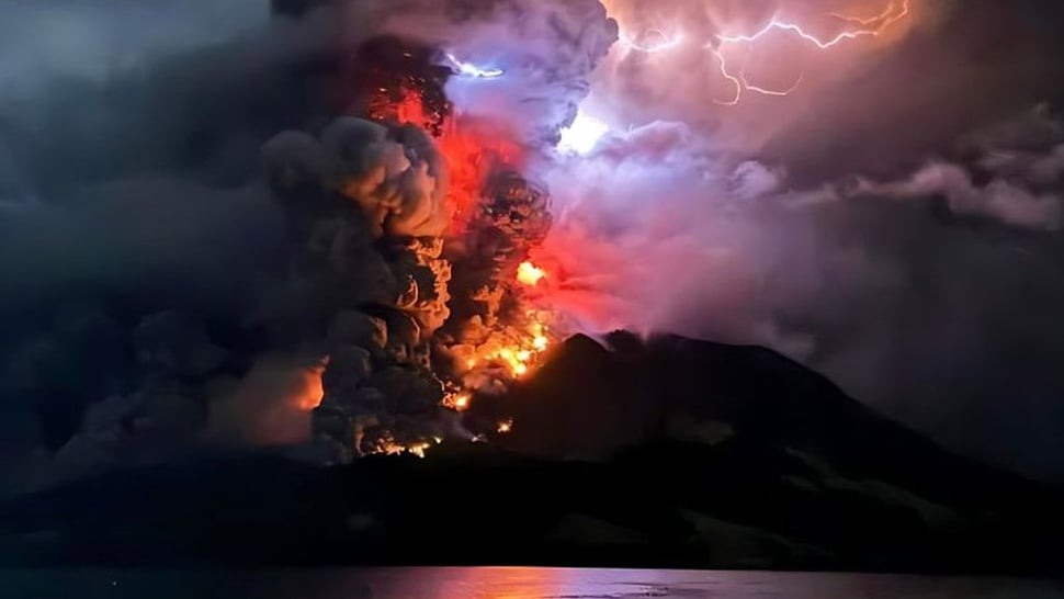 Pernahkah Erupsi Gunung Ruang Memicu Tsunami dalam Sejarah?