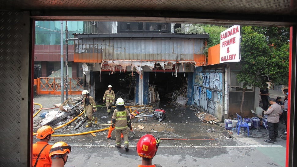 Puslabfor Polri Olah TKP Kebakaran Ruko di Mampang