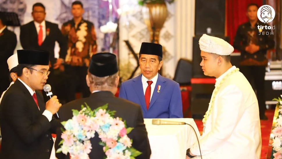 2024/04/20/tirto-photostory-momen-jokowi-jadi-saksi-pernikahan-putra-wamenaker--2_ratio-16x9.jpg