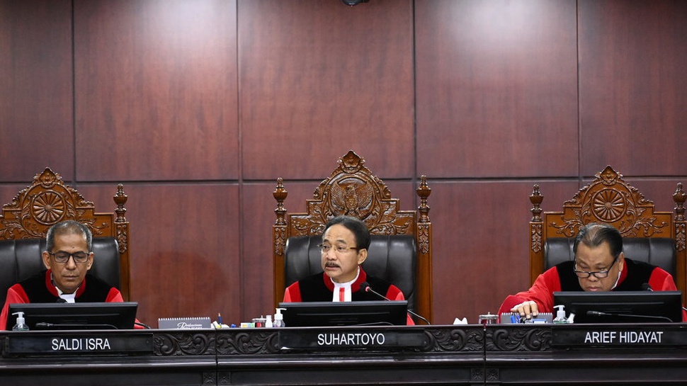 Siapa & Alasan 3 Hakim MK Dissenting Opinion Tolak Gugatan AMIN
