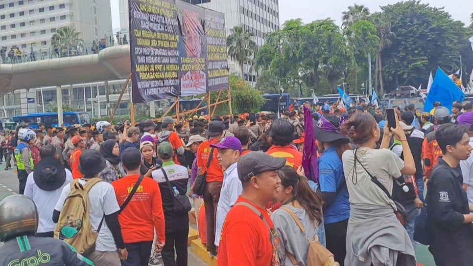 Polisi Nyaris Ricuh dengan Buruh yang Bawa Poster Jokowi