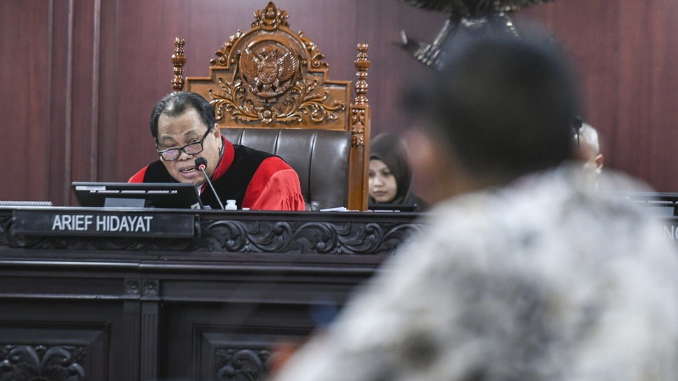 Hakim MK Soroti Beda Tanda tangan Surya Paloh di Dokumen PHPU