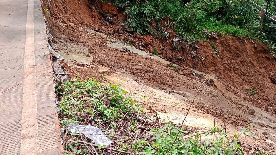 Jalan Penghubung Bandung Barat dan Cianjur Putus Akibat Longsor