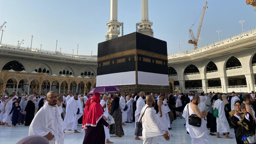 Musim Haji Dimulai, Kiswah Diangkat, Masjidil Haram Kian Padat