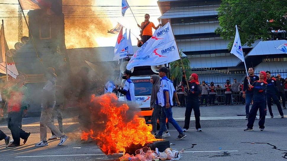 Demo Buruh di Kantor Gubernur Jateng Tuntut Batalkan Tapera