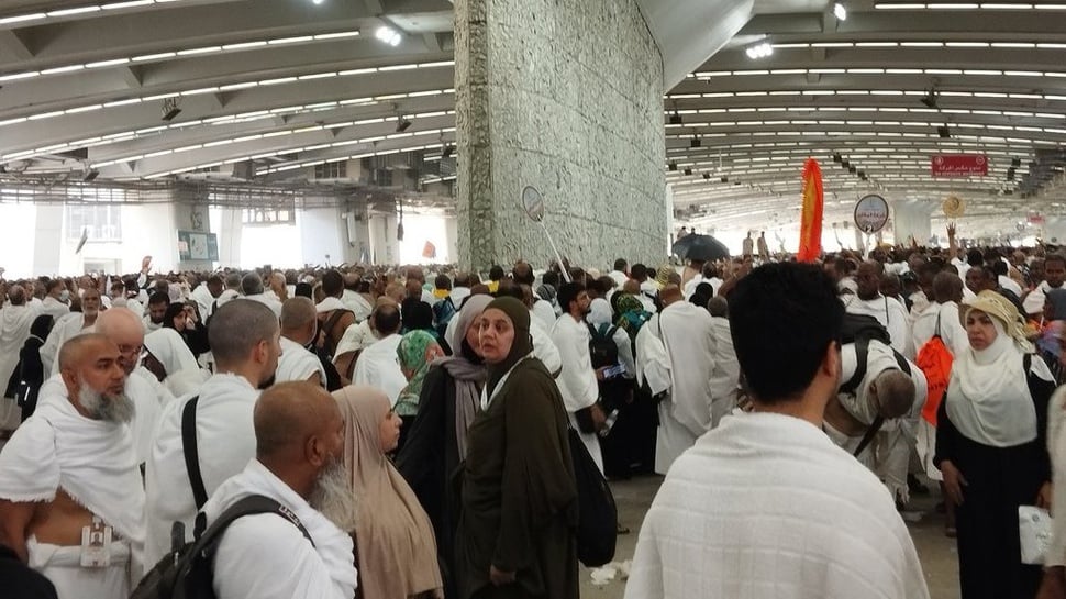 Jemaah Haji Indonesia Lempar Jumrah Aqabah usai Wukuf di Arafah