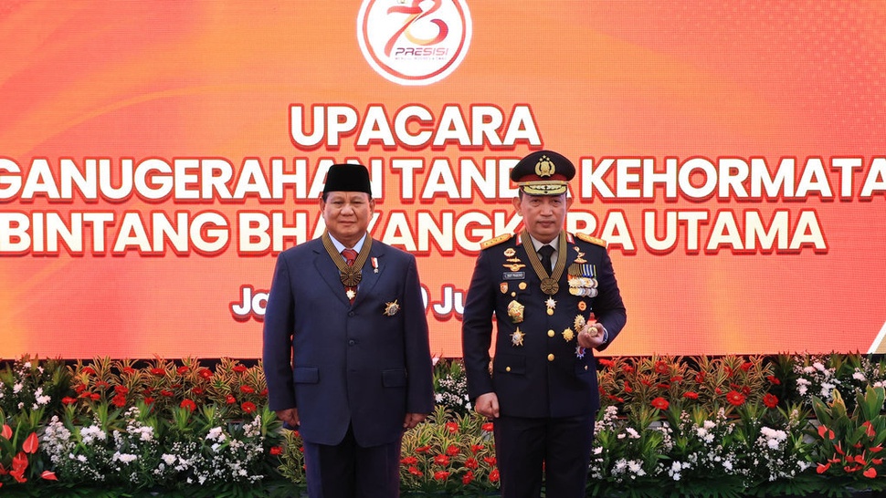 Prabowo Terima Penghargaan Bintang Bhayangkara Utama dari Polri