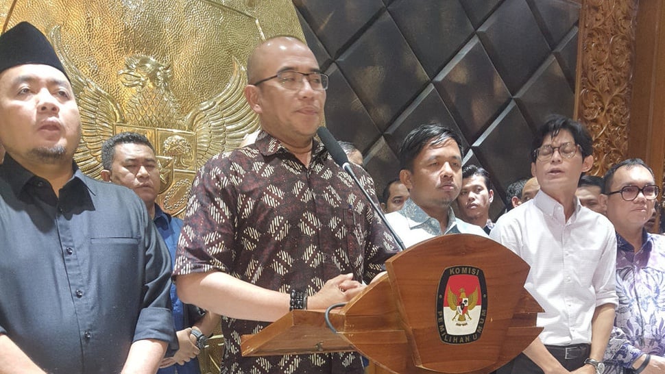 Jokowi Resmi Pecat Hasyim dari Ketua KPU Secara Tidak Hormat