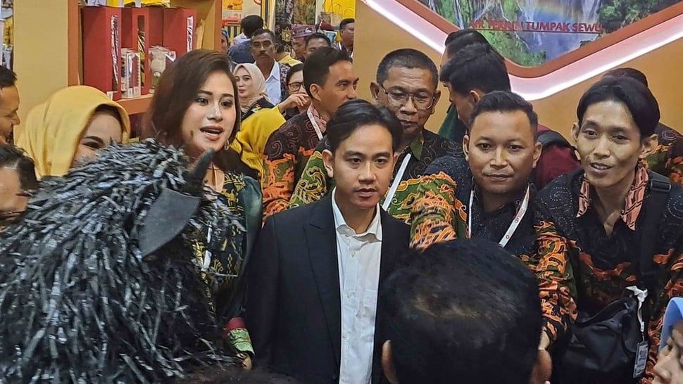 Gibran Dampingi Jokowi saat Beri Sambutan di Rakernas APKASI