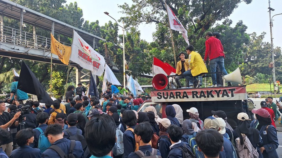 Mahasiswa Berdemo Tuntut Jokowi Tak Cawe-cawe Pilkada