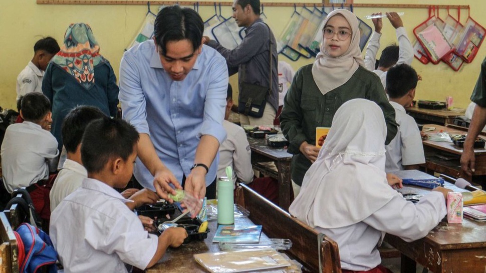 Gibran Pantau Uji Coba Makan Gratis, Menu Ada Telor dan Capcai