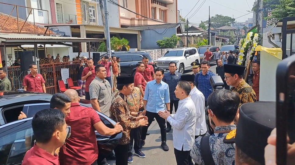 Jokowi dan Gibran Melayat ke Rumah Duka Hamzah Haz