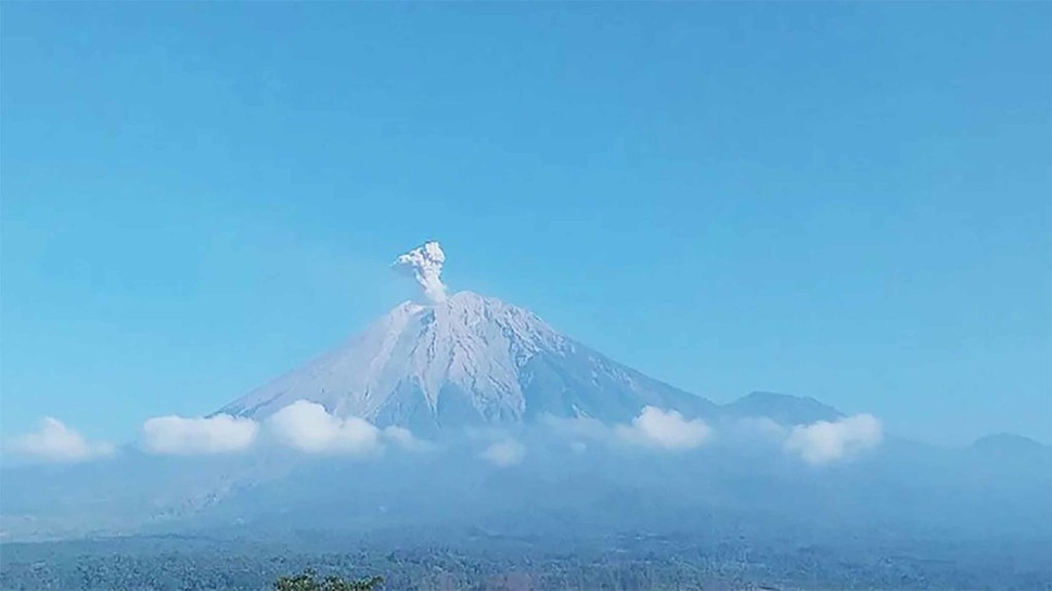 Gunung Semeru Erupsi 6 Kali, Letuskan Abu Setinggi 800 Meter