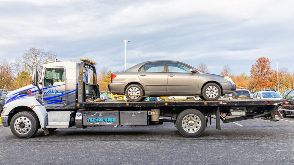 Mengenal Towing Mobil, Biaya, dan Bedanya dengan Derek