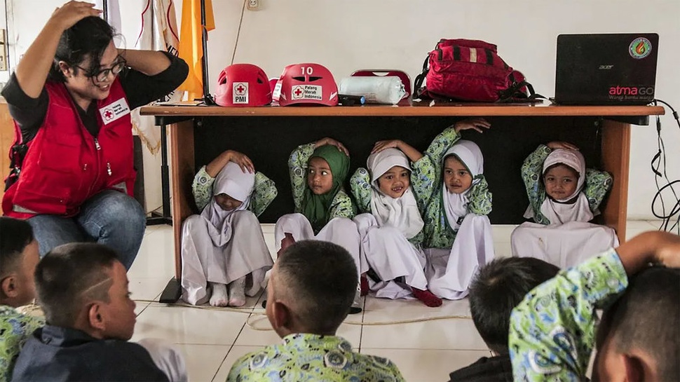 Cara Menyelamatkan Diri saat Gempa Bumi di Sekolah hingga Rumah