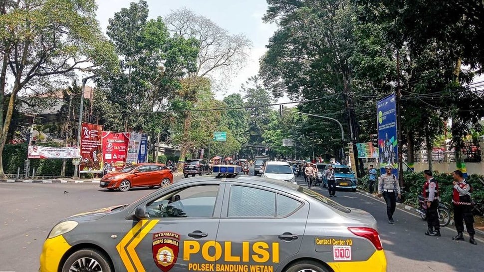 Ratusan Personel Polisi Mulai Berjaga di Depan Gedung DPRD Jabar