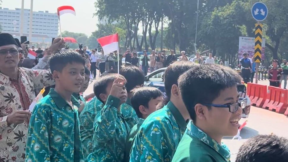 Para Murid Madrasah Istiqlal Jakarta Sambut Paus Fransiskus