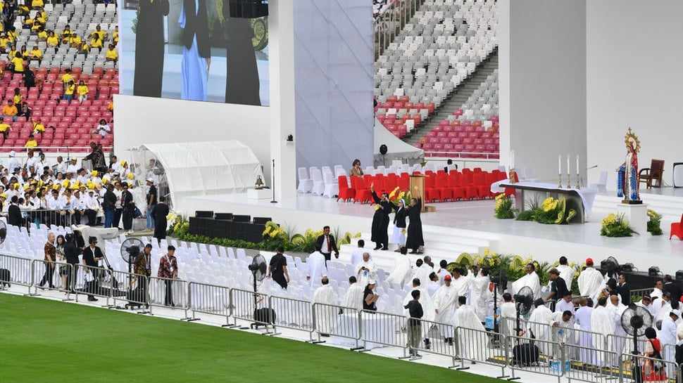 Paus Fransiskus Tiba di Acara Misa Agung GBK, Umat Histeris