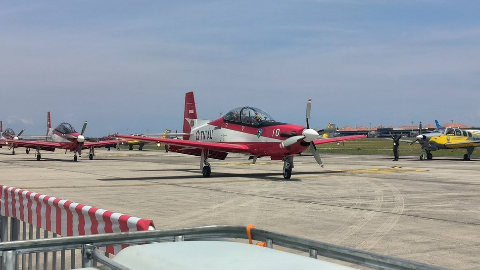 Pertunjukan Jupiter Aerobatic Team di Bali International Airshow