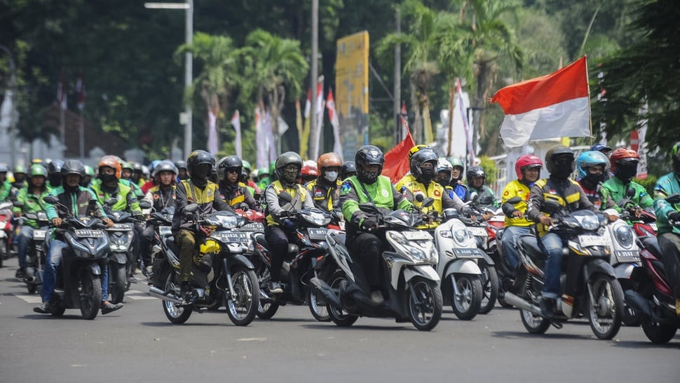 Jadi Plt Menaker, Airlangga Kaji Penghapusan Status Mitra Ojol