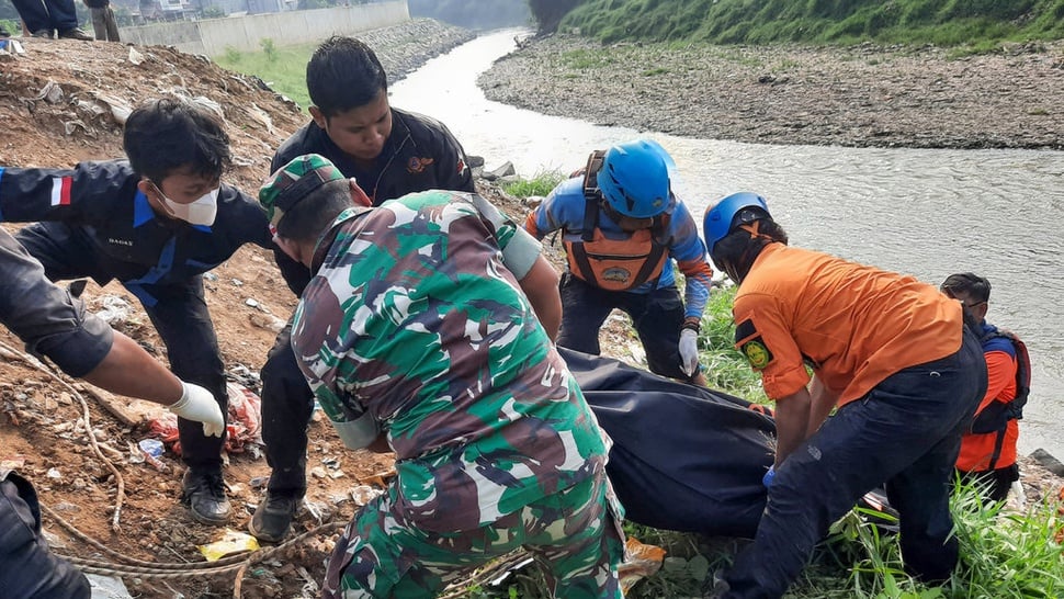 Polisi Tangkap 4 Orang di Kali Bekasi, 7 Gagal Diselamatkan