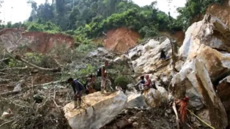 Basarnas Lanjutkan Pencarian Korban Longsor Tambang Emas Solok