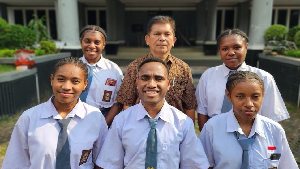 Pemerataan Akses Pendidikan Papua & 3T Lewat Program ADEM - ADik